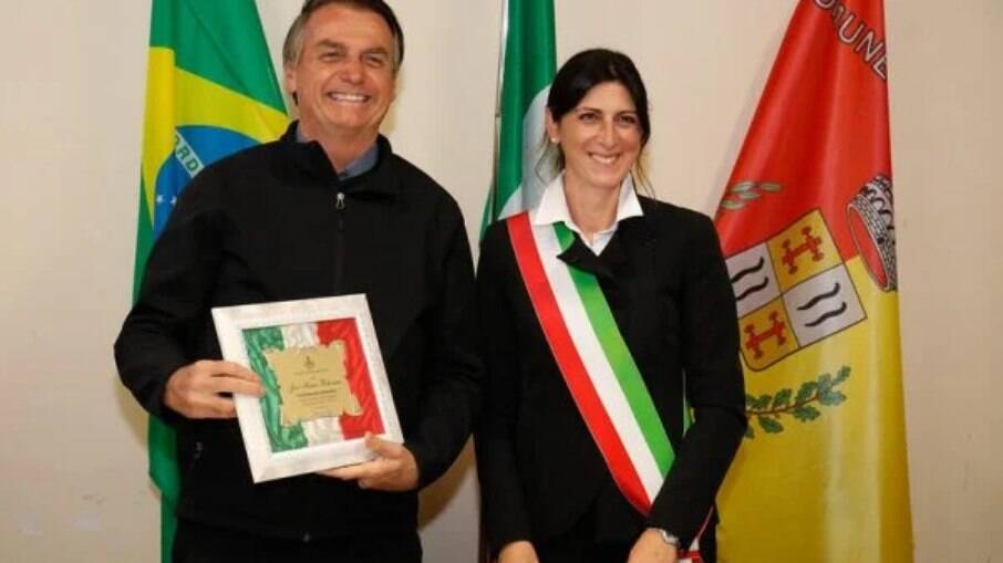 Bolsonaro presta homenagem a prefeita italiana de extrema direita