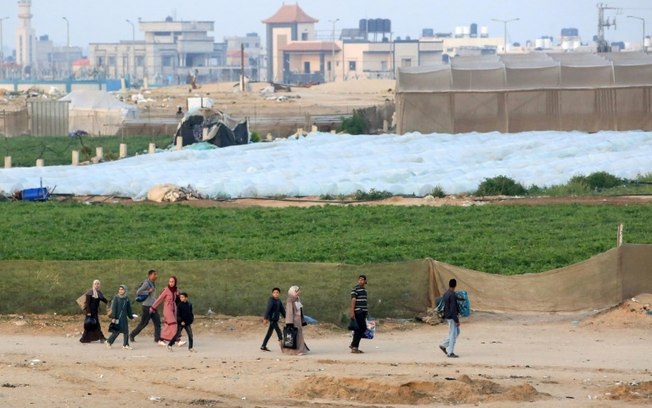 Palestinos deslocados caminham em Rafah, no sul da Faixa de Gaza, em 31 de maio de 2024