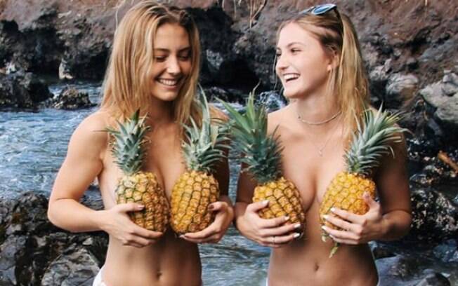 Os 'pineapple boobs' ganharam até uma conta no Instagram para compartilhar fotos de mulheres que aderiram à moda