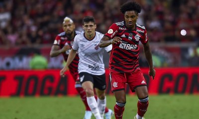 Vitinho 'fura' Corinthians e antecipa anúncio
