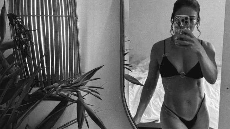 De biquíni, Juliana Paes exibe corpão durante férias na Bahia