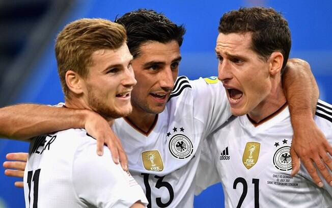 Jogadores da Alemanha celebram gol contra o Chile na final da Copa das Confederações