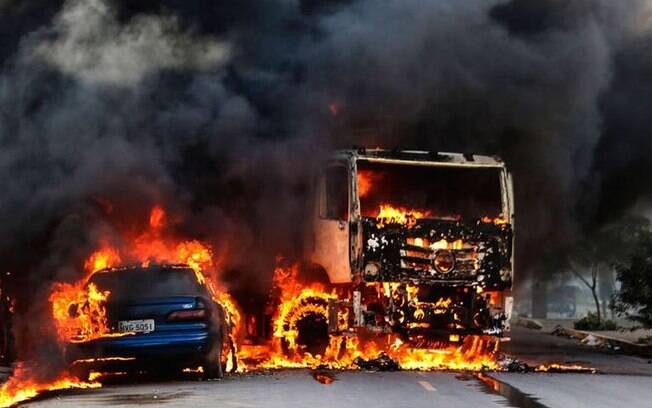 Ônibus são queimados pelo nono dia consecutivo desta que já é a maior onda de violência no Ceará em toda a história