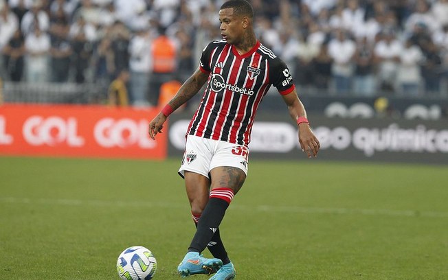 Caio Paulista em ação pelo São Paulo contra o Corinthians Caio Paulista em ação pelo São Paulo contra o Corinthians