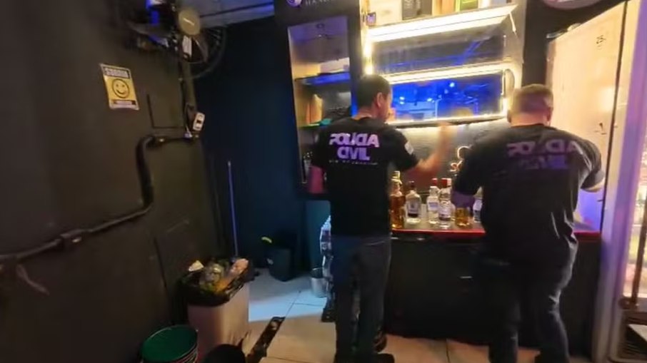 Policiais encontraram bebidas armazenadas de forma irregular Policiais encontraram bebidas armazenadas de forma irregular