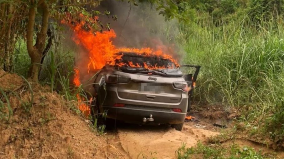 Carro é achando em chamas com dois corpos dentro