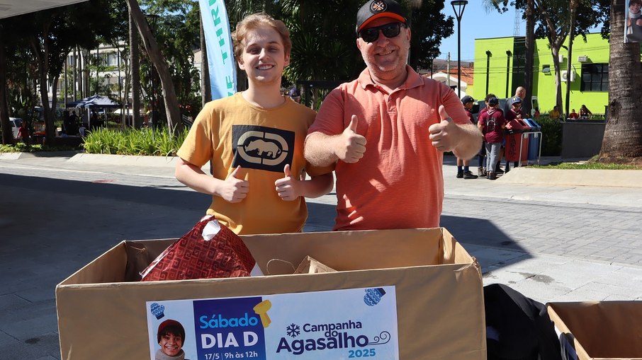 Mateus e Fausto após realizarem doação no Mateus e Fausto após realizarem doação no