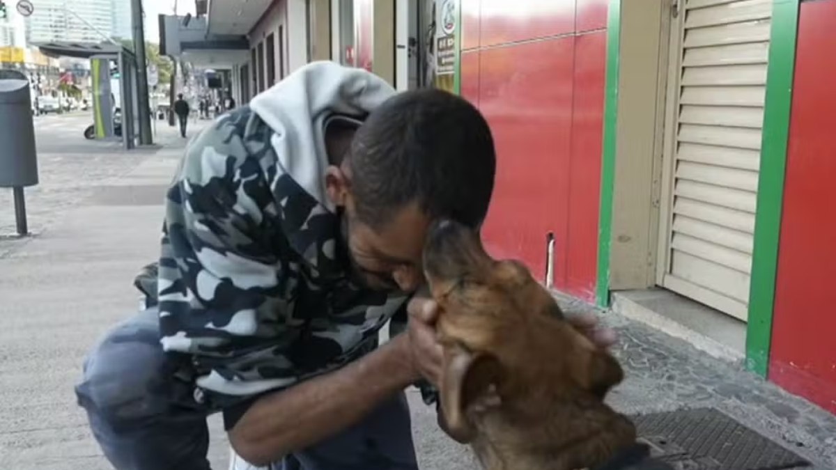 Carlos e o cachorro 'Rocky' se reencontraram após separação