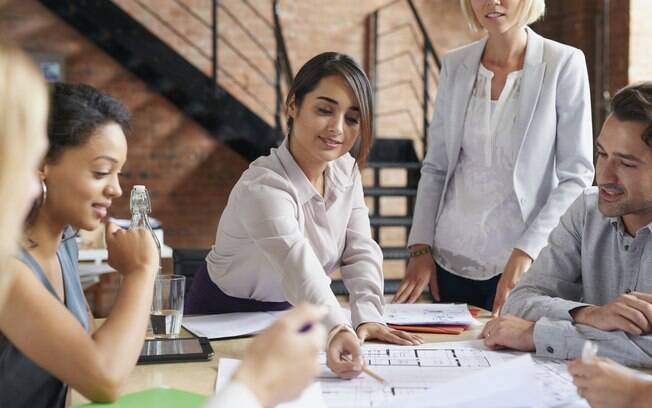 De acordo com coach de pequenas e médias empresas, para se livrar do cansaço mental no ambiente corporativo é necessário cooperação e trabalho em equipe 