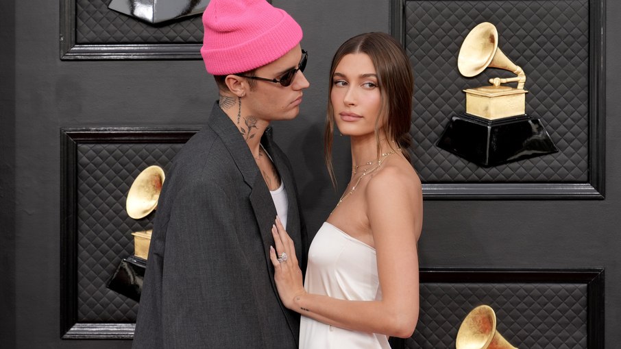 Justin e Hailey Bieber anunciam nascimento de filho com foto fofa