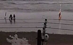 Vídeo mostra momento exato em que mulher é atingida por raio em praia