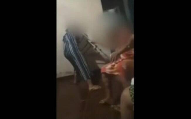 Vídeo registrou o momento em que a idosa de 90 anos foi agredida pela neta na presença de familiares