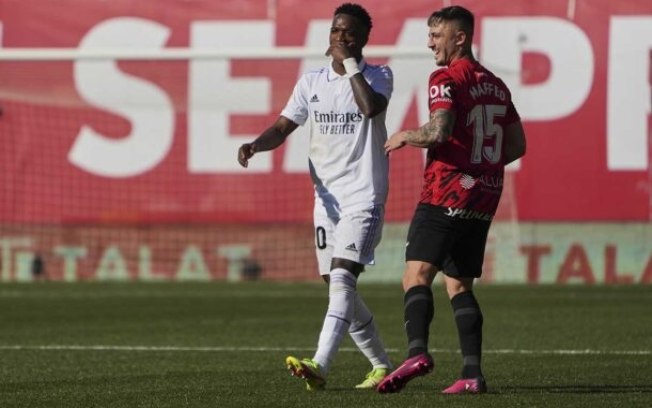 Vini Jr e Pablo Maffeo durante disputa de bola no confronto entre Real Madrid e Mallorca pelo Campeonato Espanhol