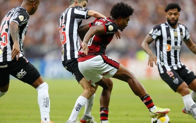 Fora dos planos do Flamengo para 2023, Vitinho deve ser negociado
