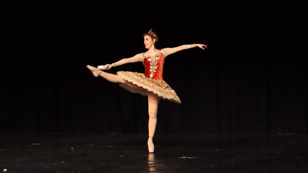 Bailarina durante apresentação no festival de 2025 Bailarina durante apresentação no festival de 2025