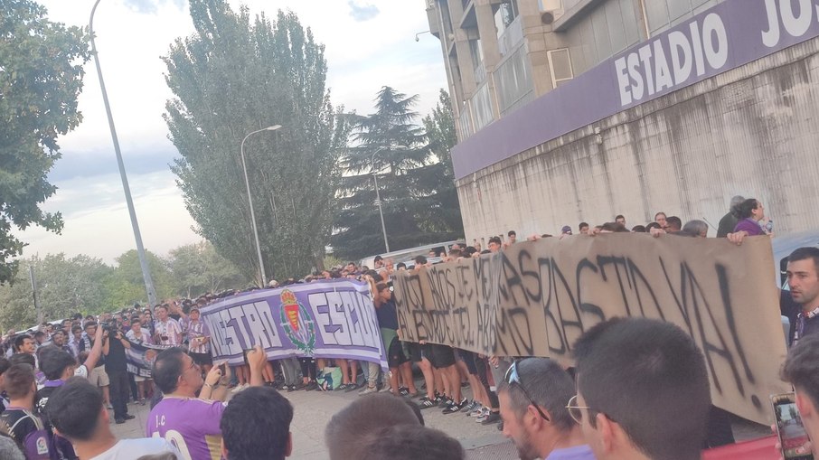 Torcida do Valladolid volta a pedir a saída de Ronaldo