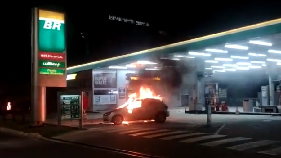 Bolsonaristas atearam fogo em veículos no DF