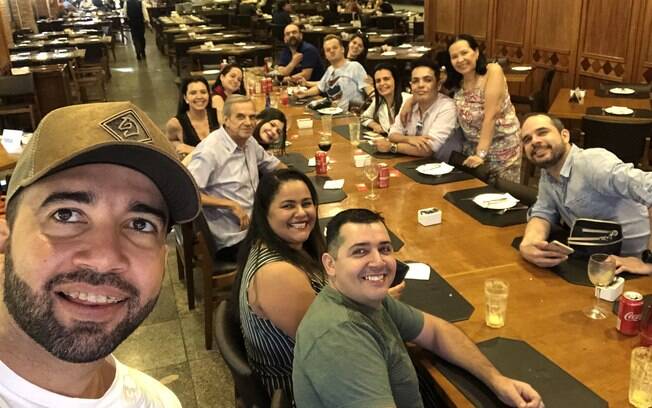 Edyr Vaqueiro faz selfie com jornalistas após coletiva no Grill Hall