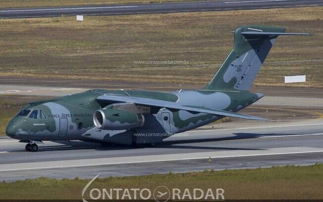 KC-390 Millennium da FAB realiza primeiro lanamento de paraquedista KC-390 Millennium da FAB realiza primeiro lanamento de paraquedista