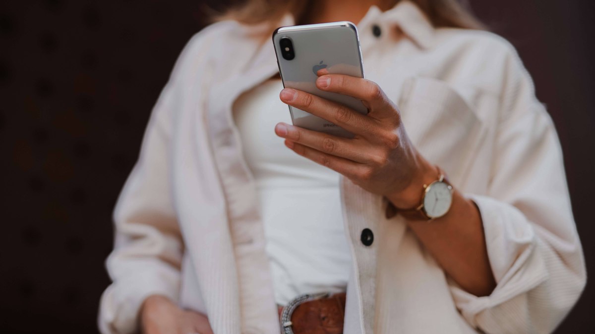 Jovens não conseguem ficar muito tempo longe do celular