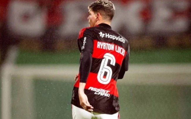 Ayrton Lucas jogou apenas quatro minutos contra o Bragantino. Saiu com lesão na coxa direita