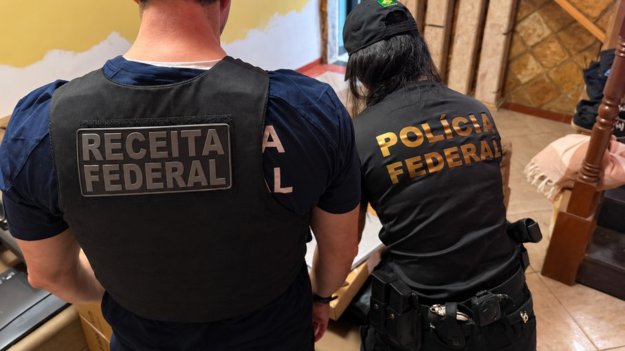 Agentes da PF durante a operção Agentes da PF durante a operção