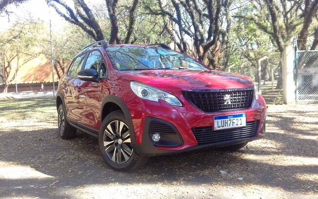 Peugeot 2008 ganhou novos para-choques, grade frontal pintada de preto brilhante, entre outros detalhes na linha 2020