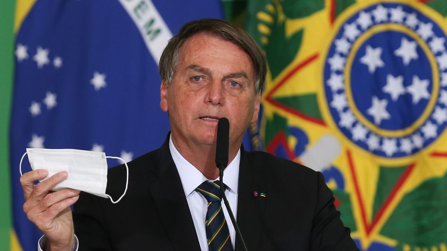 Jair Bolsonaro segurando uma márcara