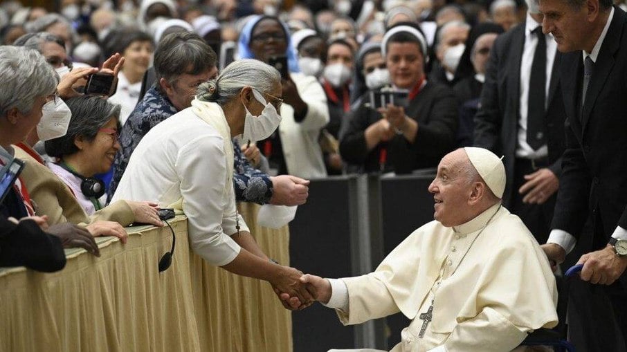 Papa Francisco aparece de cadeira de rodas em audiência, por conta de problemas no joelho