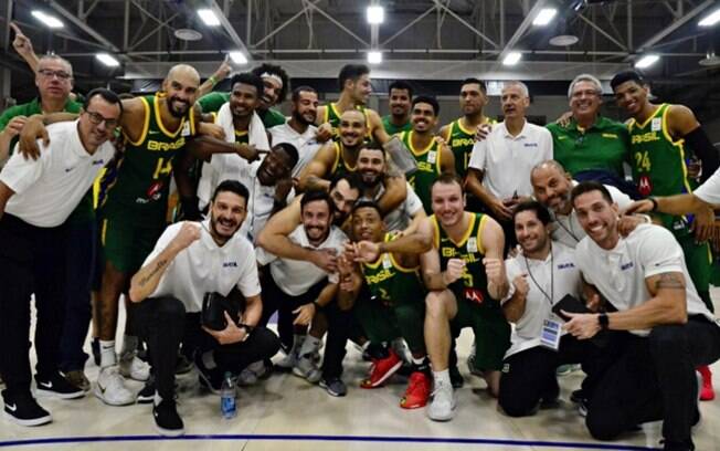 Basquete masculino vence no primeiro jogo da fase classificatória