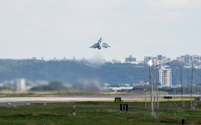 Um caça Mirage 2000 da Força Aérea de Taiwan decola de uma base em Hsinchu em 10 de dezembro de 2024