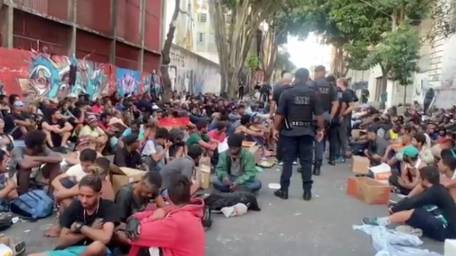 Policiais abordam dependentes no centro de São Paulo