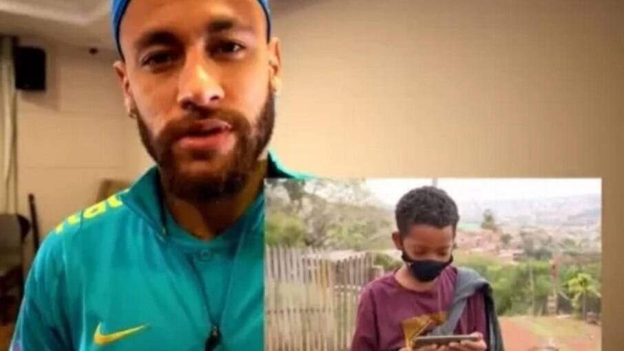 Neymar faz surpresa para jovem vendedor de pano de prato
