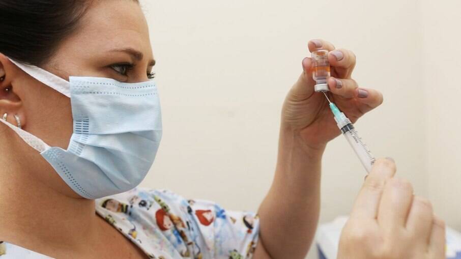 Mulheres se disfarçam de idosas para receber vacina contra Covid-19