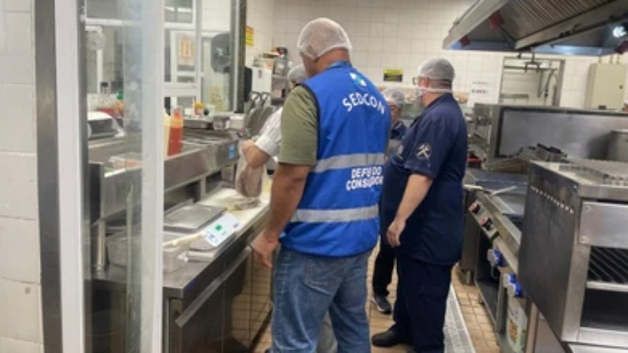 Alimentos vencidos são encontrados durante fiscalização da Procon em hotéis no Rio de Janeiro Alimentos vencidos são encontrados durante fiscalização da Procon em hotéis no Rio de Janeiro