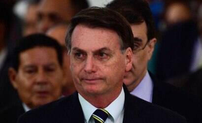 Bolsonaro revoga decreto que criou comitê da Covid-19