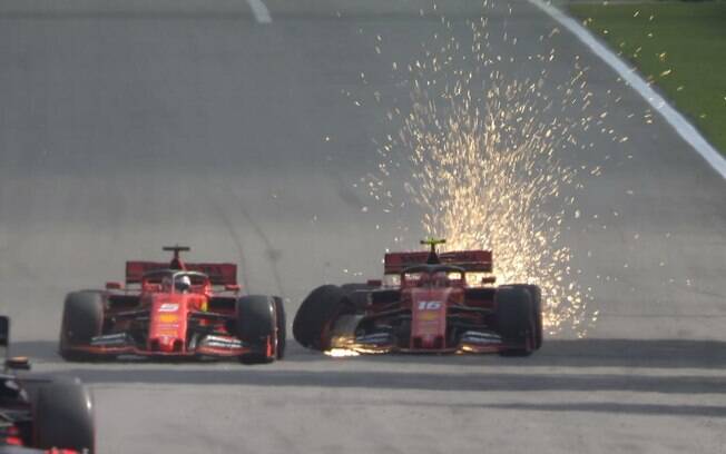 Vettel e Leclerc se tocaram faltando quatro voltas e tiraram a Ferrari da corrida