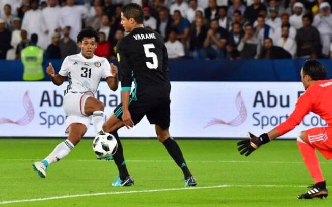 Romarinho chuta para fazer história no Mundial de Clubes com gol contra o Real Madrid