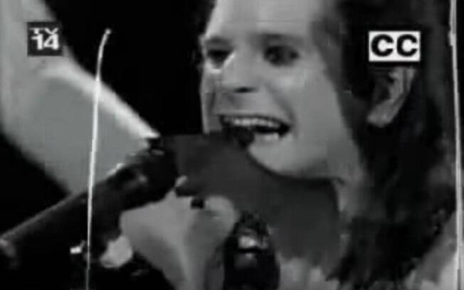 Ozzy Osbourne, em um dos shows, mordeu a cabeça de um morcego que foi jogado no palco achando que o animal era de brinquedo