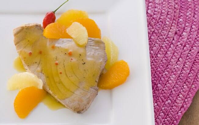 Foto da receita Atum grelhado com molho de cítrico e pimenta pronta.