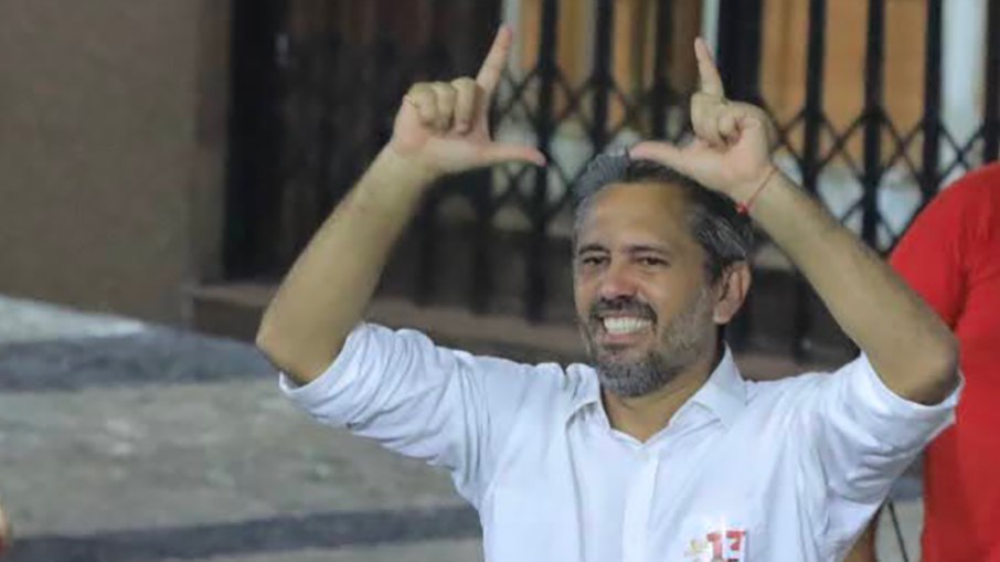 Elmano de Freitas, do PT, foi eleito em primeiro turno no Ceará