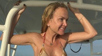 Sem maquiagem e de biquíni, Eliana rouba a cena em férias nos EUA