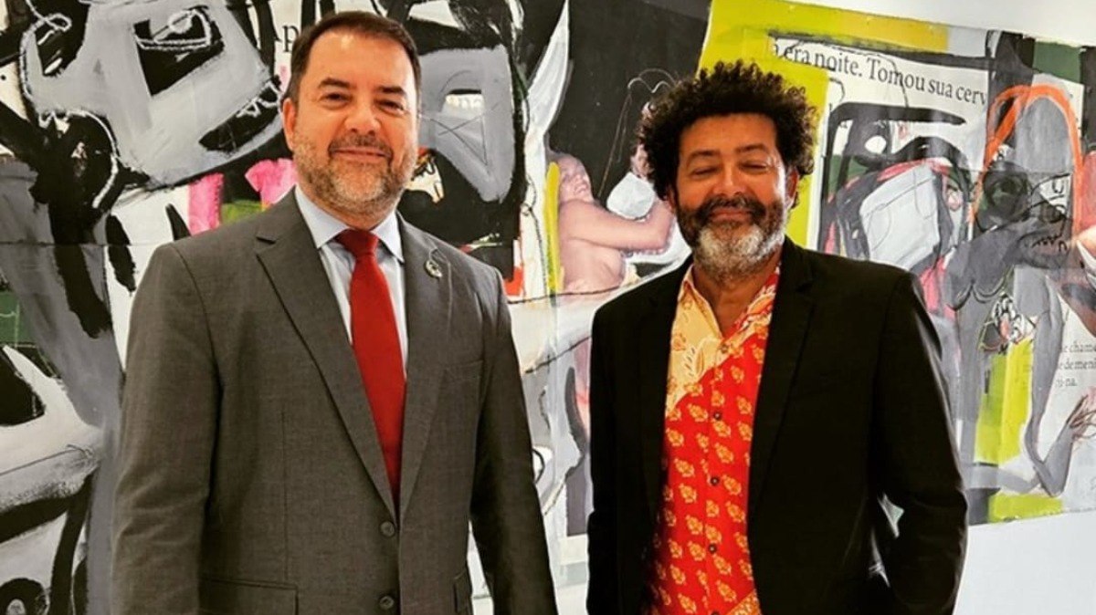 Representante do governo brasileiro durante visita ao museu em Miami