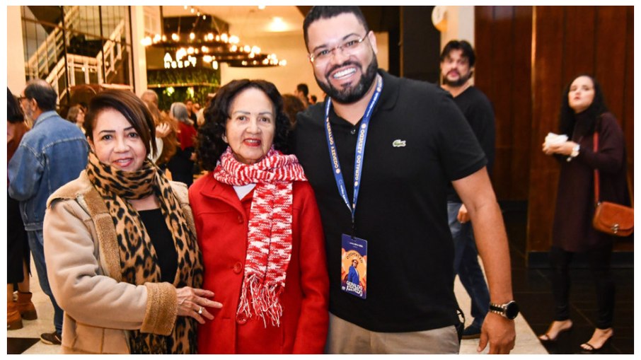 Elisson Ferreira com a mãe (à esquerda) e a madrinha (centro) Elisson Ferreira com a mãe (à esquerda) e a madrinha (centro)