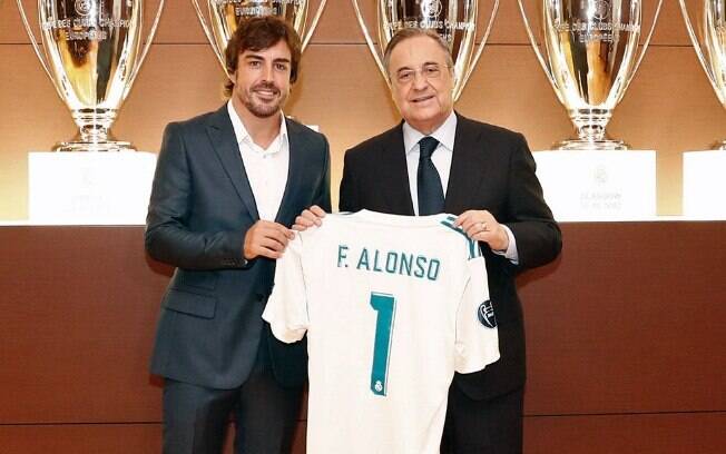 Fernando Alonso recebe camisa do Real Madrid das mãos do presidente do clube, Florentino Pérez