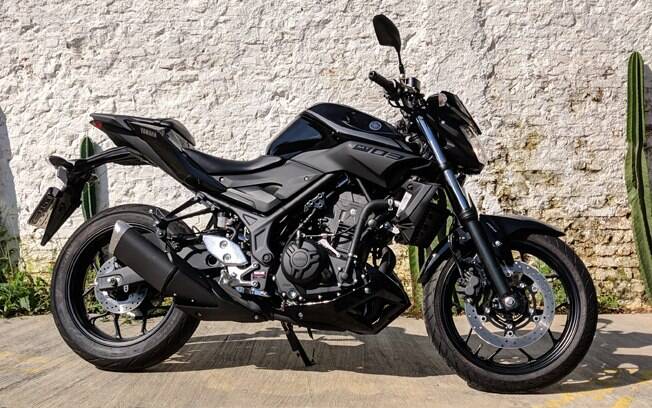 Motor com pintura fosca da Yamaha MT-03 2020 é um dos detalhes da moto que chamam atenção
