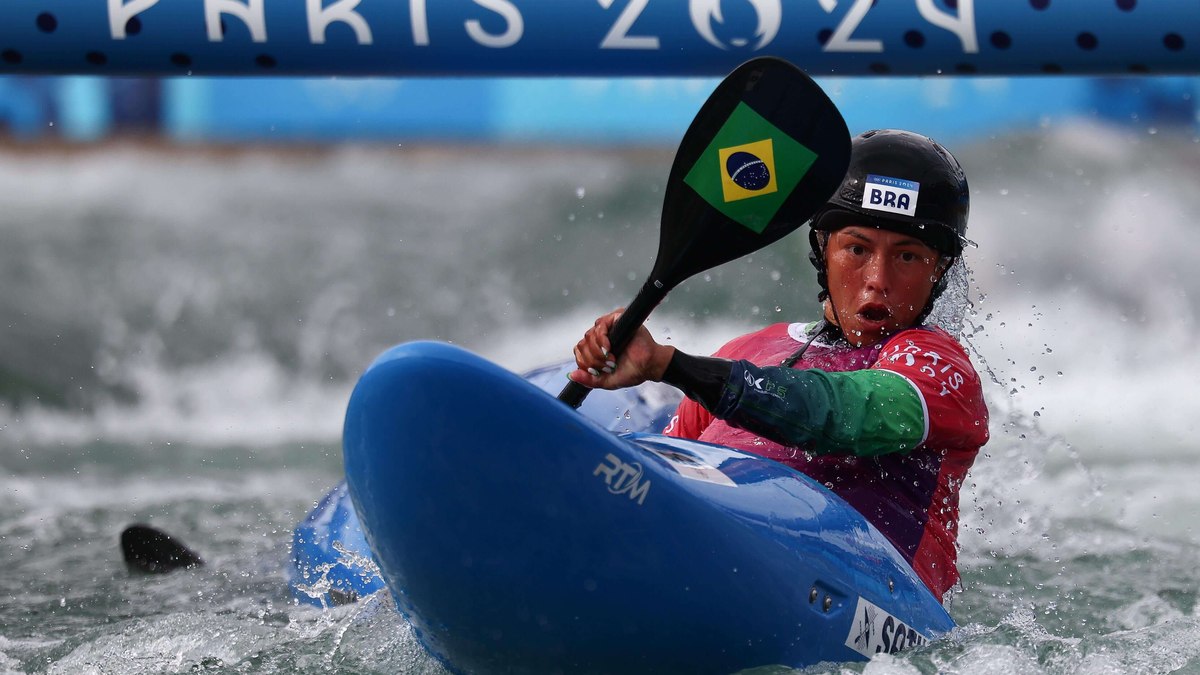 Ana Sátila vence repescagem e se garante nas oitavas do caiaque cross