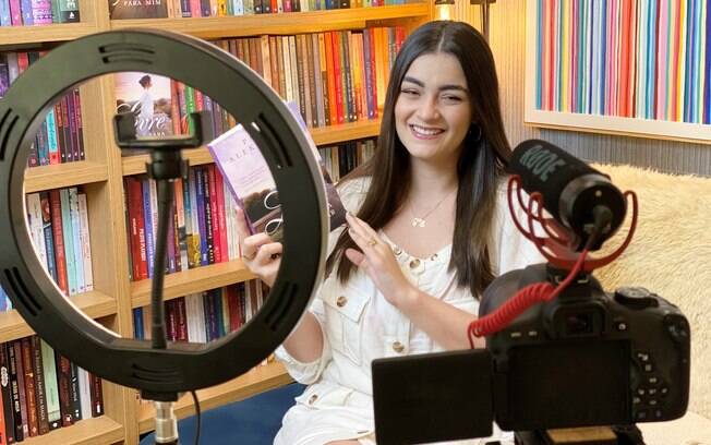 Escritora maringaense faz estreia de programa com foco em literatura romântica