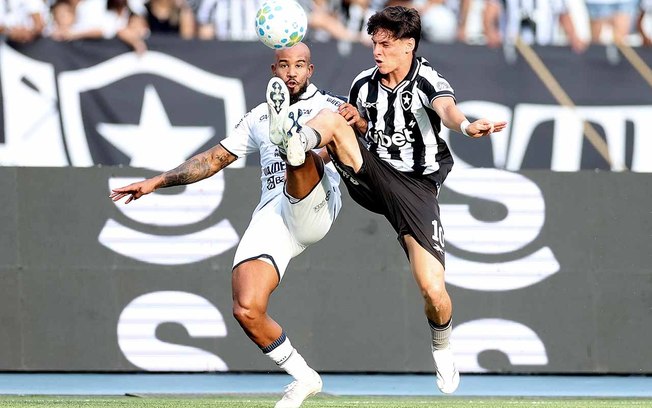 Vitinho tenta passar pela marcação do Inter, próximo rival do Botafogo Vitinho tenta passar pela marcação do Inter, próximo rival do Botafogo