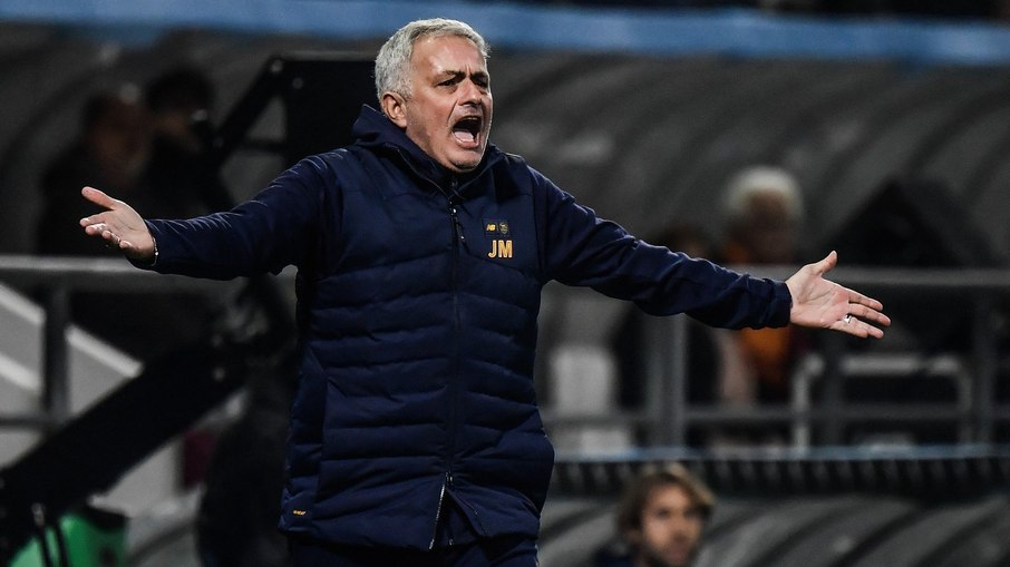 Técnico da Roma, Mourinho se envolveu em confusão com arbitragem durante partida